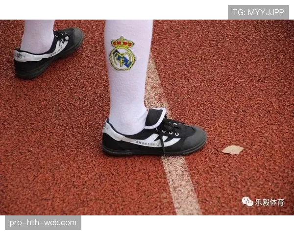 手抛球规则：判定条件、直接进球与二次触球要点